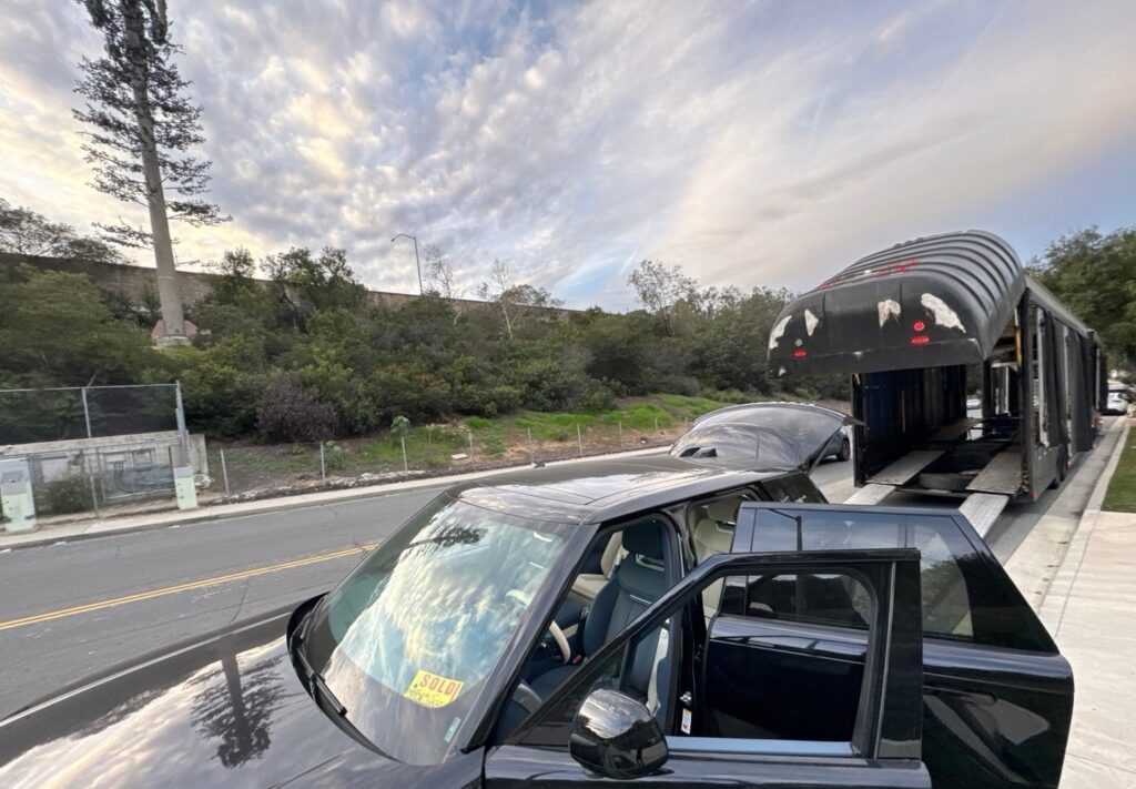 Hard-side enclosed trailer