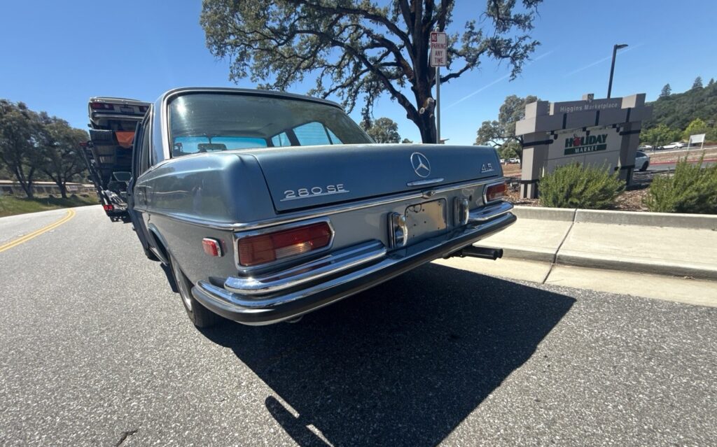 Mercedes-Benz SE with open trailer