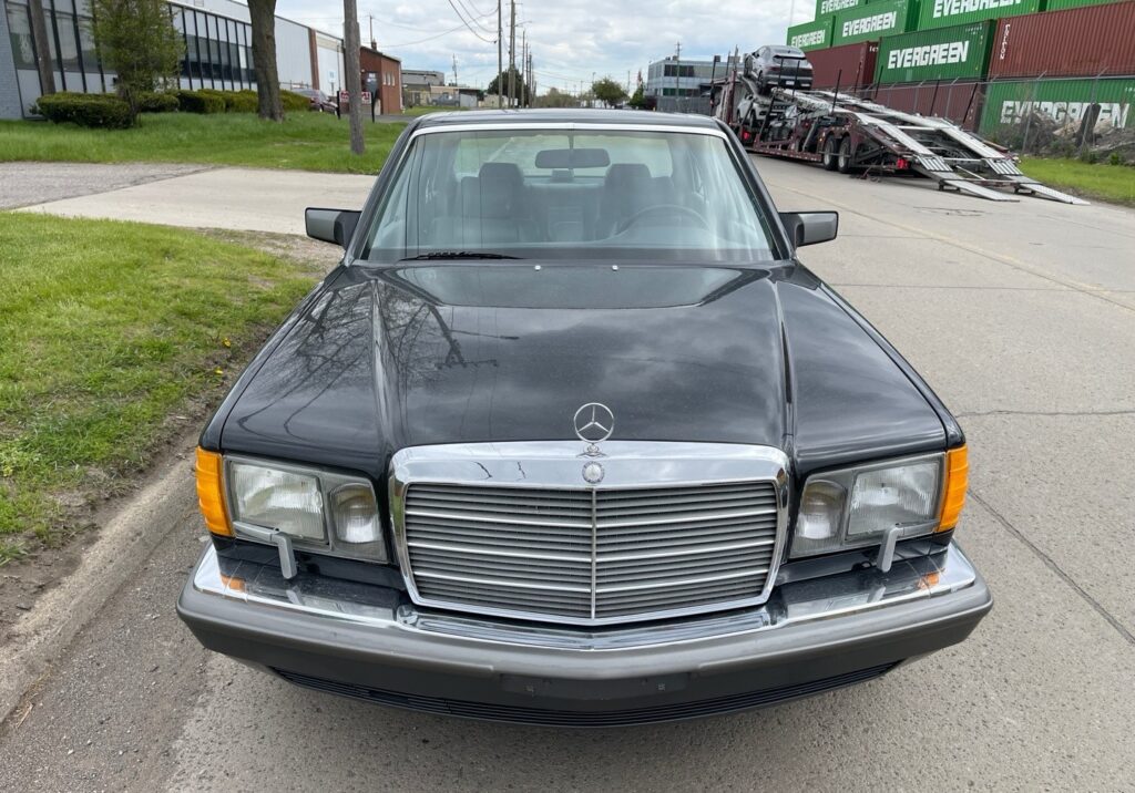Mercedes-Benz 560 with an open trailer 