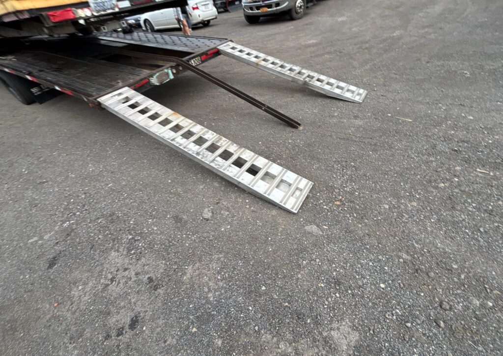 1989 Trailer with cargo ramps