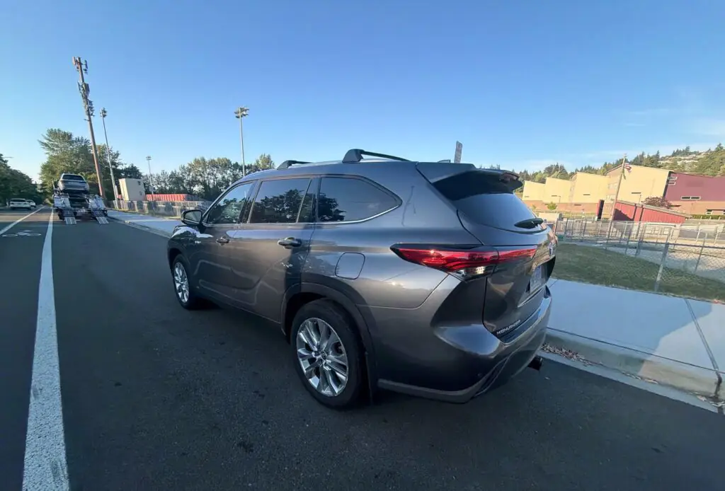 2020 Toyota Highlander Hybrid open trailer