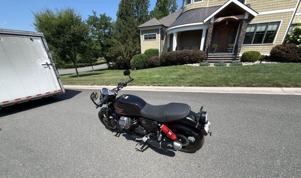 2024 Moto Guzzi V 7 Spezial enclosed