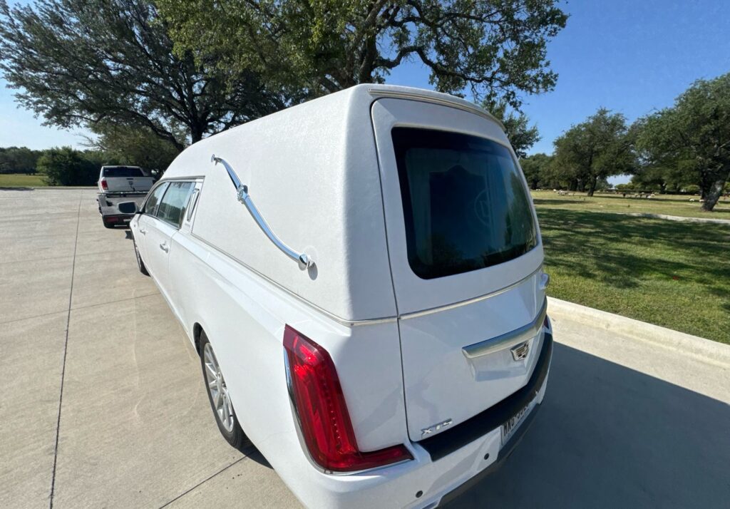 2019 Cadillac XTS Funeral Coach - Hearse open trailer