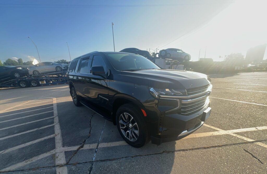 2021 Chevrolet Suburban open 3